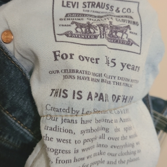 Levi's | Women's Dark Wash Slightly Distressed Skinny Jeans (Size 28 x 30) - Picture 12 of 15